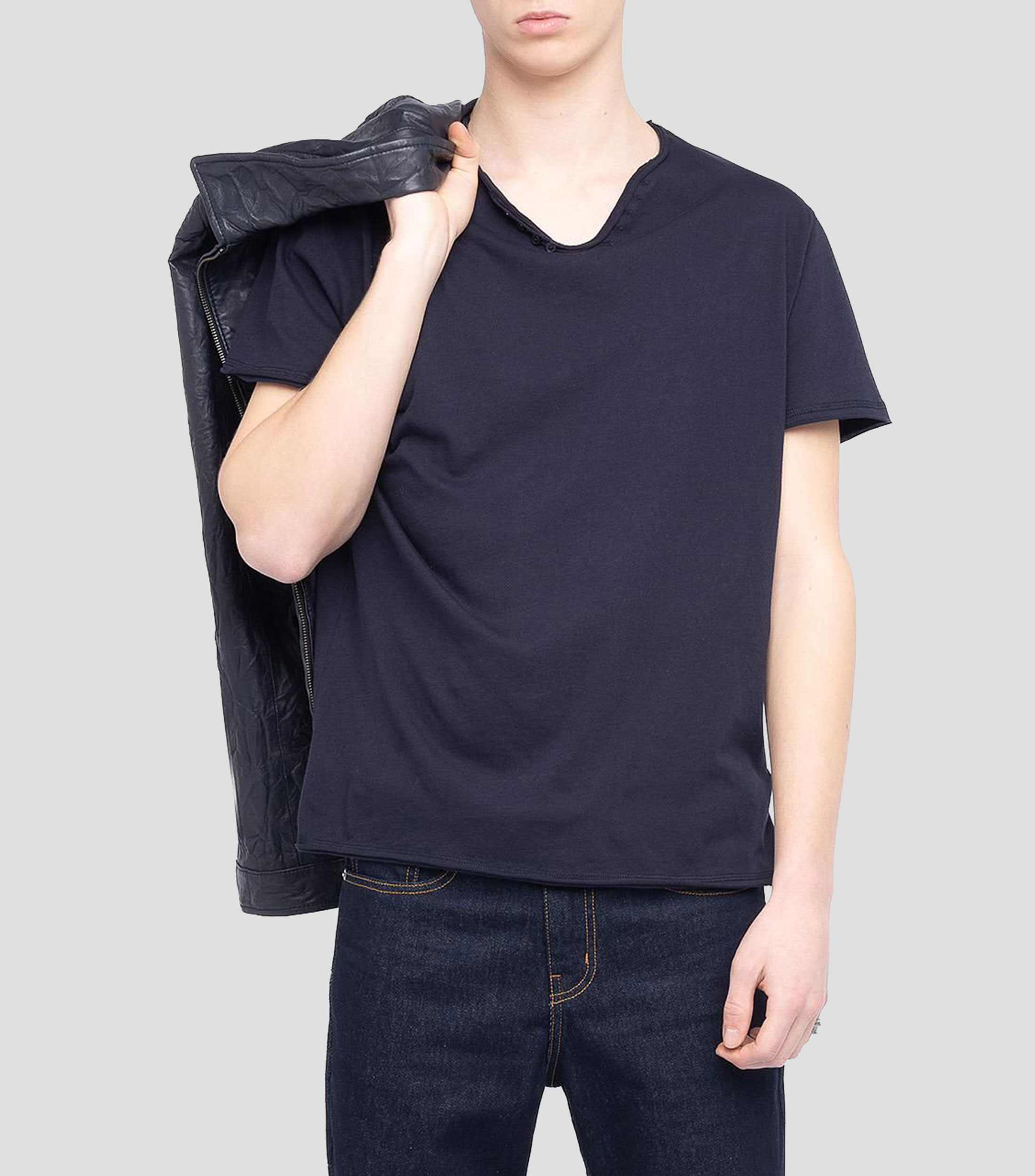 Playera cuello V manga corta estampada Hombre